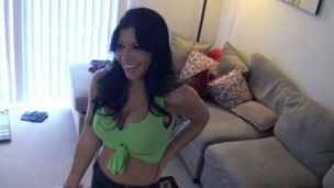 Massuer is having fun giving hawt hottie a fleshly massage