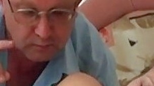 brunette tenåring amatør barbert kjønn små pupper tynn