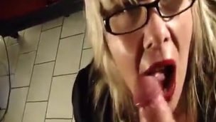 Quick oral-sex with mature bitch