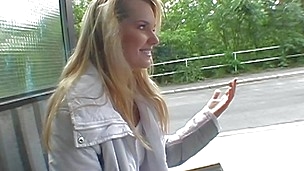 blonde utendørs synspunkt offentlig milf