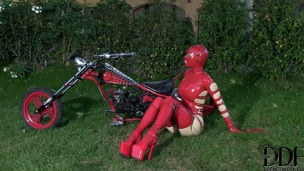 barbert puppene utendørs solo store pupper moden milf høye hæler hd lady