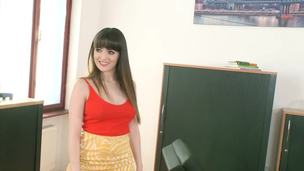brunette fitte puppene våt kontor tispe